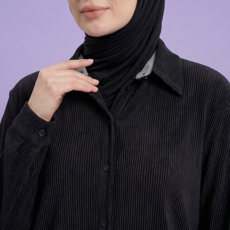 شومیز مشکی زنانه پلیسه آترین یقه انگلیسی و دکمهدار | حسنا مزون