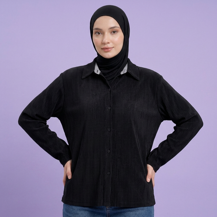 شومیز مشکی زنانه پلیسه آترین یقه انگلیسی و دکمهدار | حسنا مزون